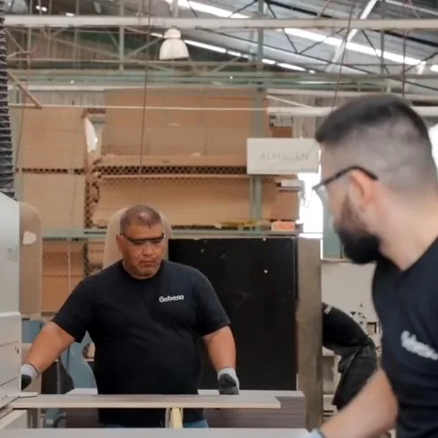 Gebesa plant: operators on the veneering line.